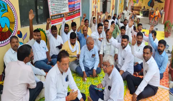 लंबित मांगों को लेकर आर-पार की तैयारी, लेखपालों ने छोड़ा क्षेत्र का काम
